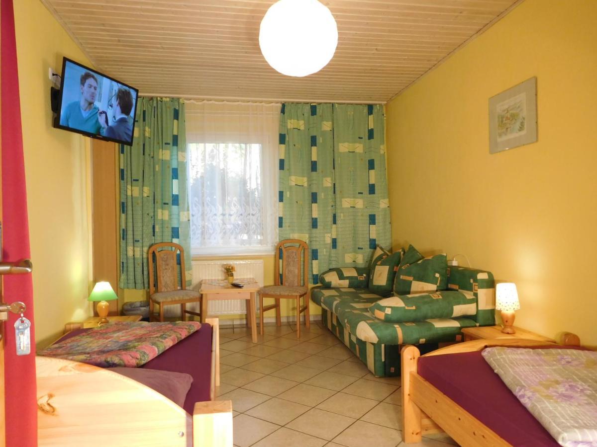 Hostel Waldhaus Am Ferienpark Mirow -Zimmer Du Wc Bagian luar foto