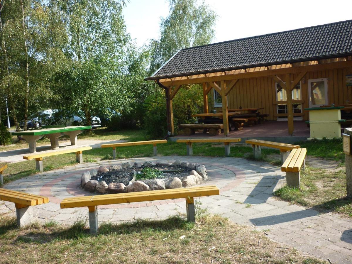 Hostel Waldhaus Am Ferienpark Mirow -Zimmer Du Wc Bagian luar foto