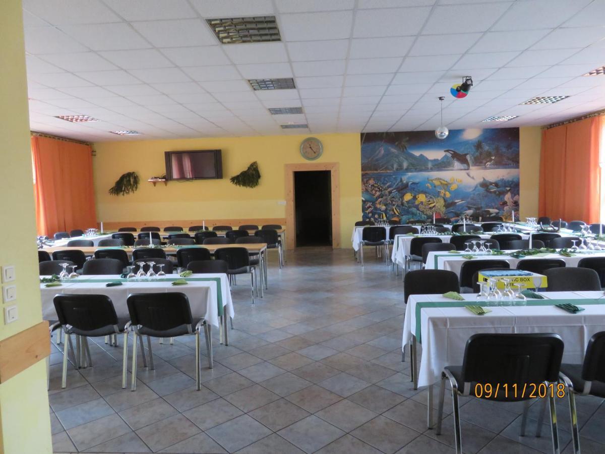 Hostel Waldhaus Am Ferienpark Mirow -Zimmer Du Wc Bagian luar foto