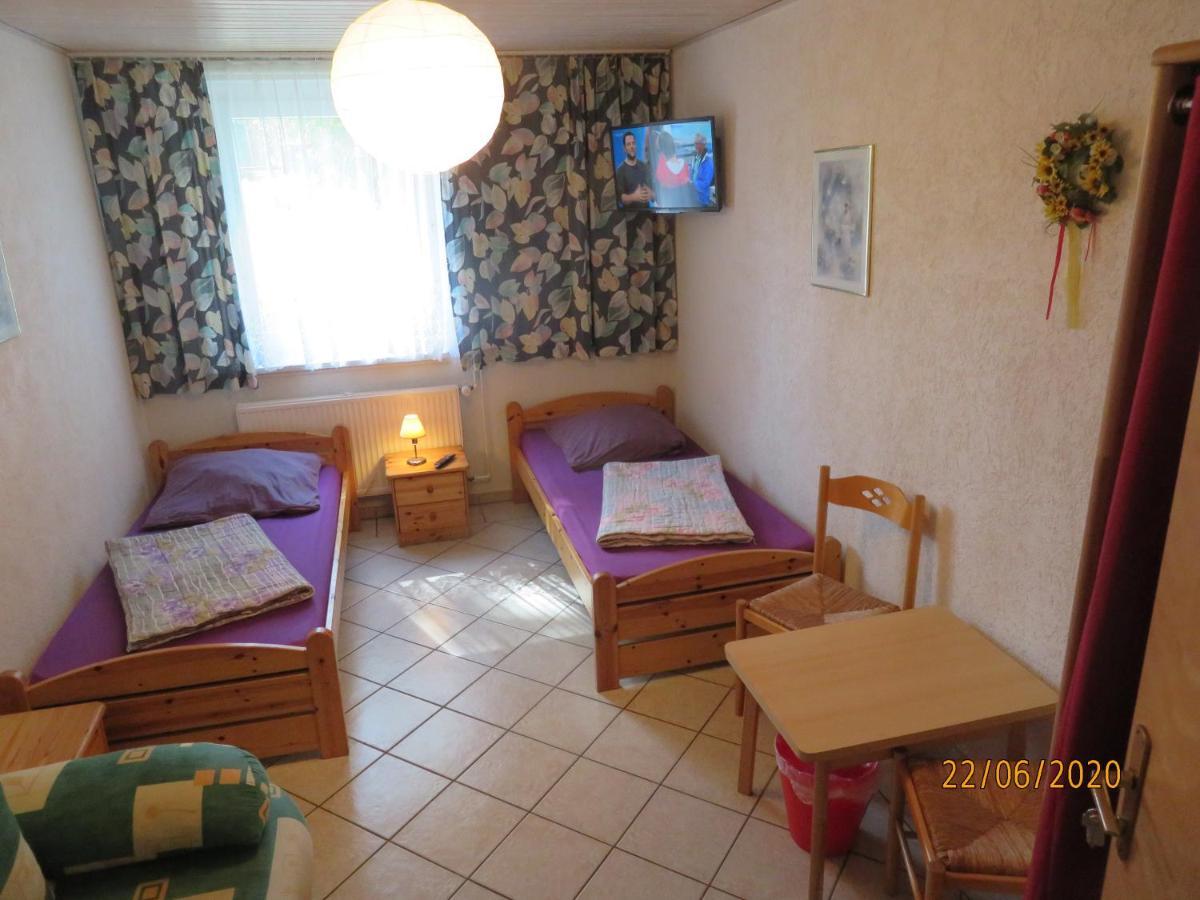 Hostel Waldhaus Am Ferienpark Mirow -Zimmer Du Wc Bagian luar foto