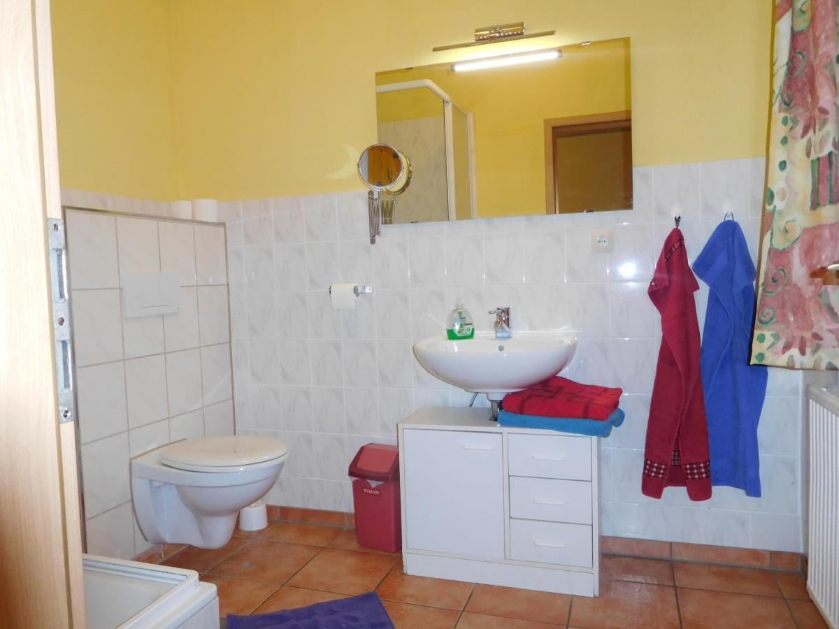 Hostel Waldhaus Am Ferienpark Mirow -Zimmer Du Wc Bagian luar foto