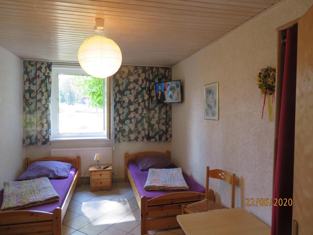 Hostel Waldhaus Am Ferienpark Mirow -Zimmer Du Wc Bagian luar foto