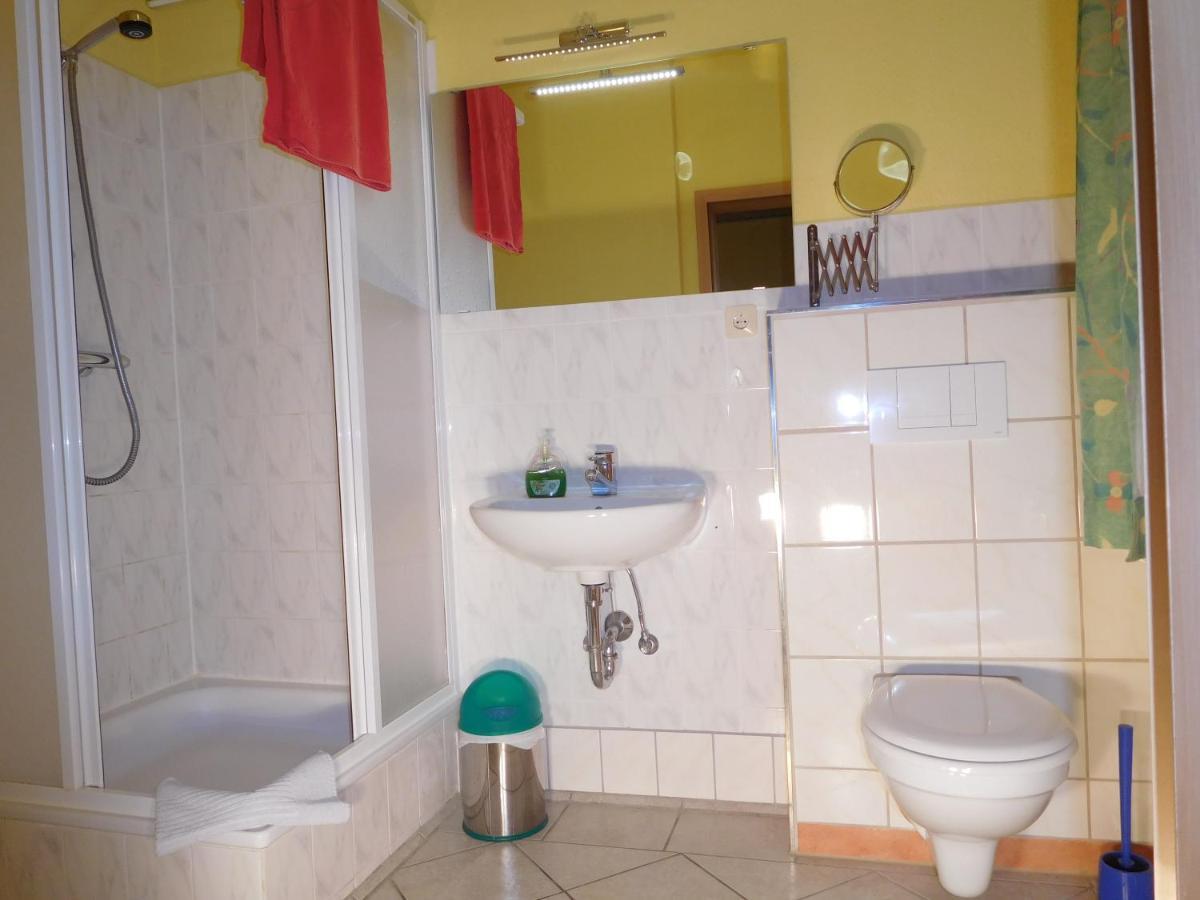Hostel Waldhaus Am Ferienpark Mirow -Zimmer Du Wc Bagian luar foto